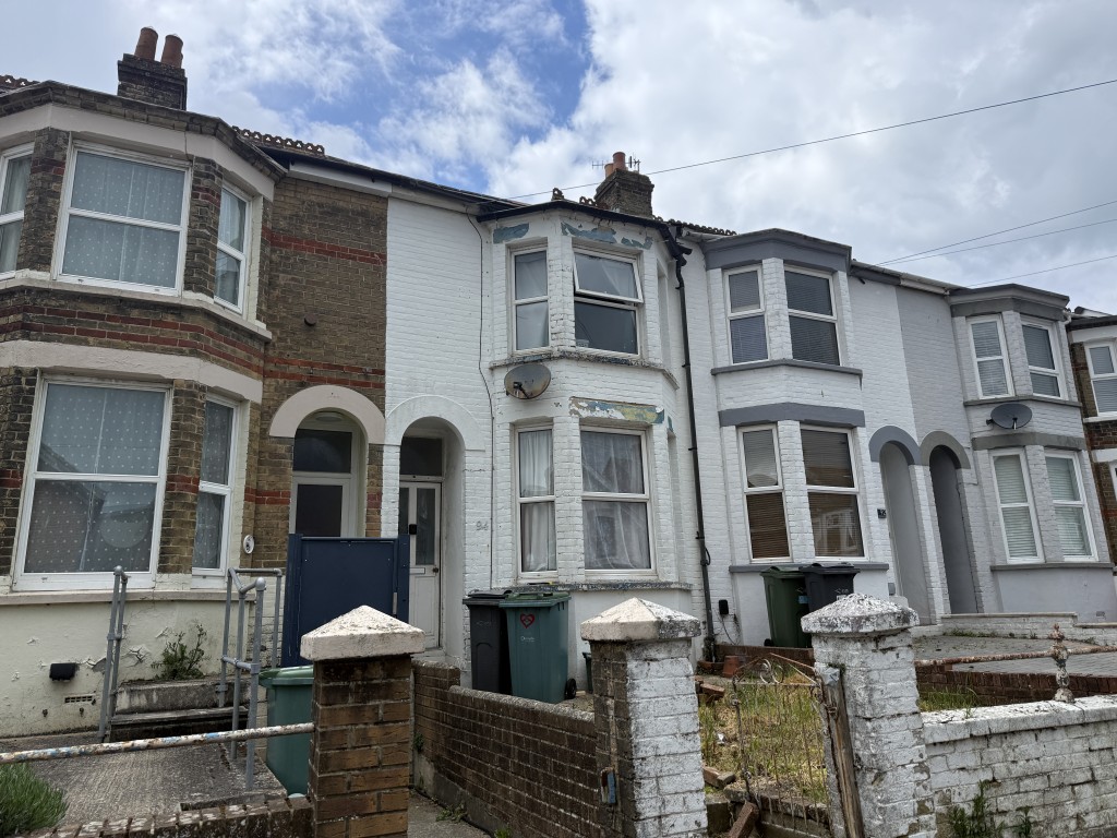Lot: 111 - FREEHOLD HOUSE FOR INVESTMENT - Terraced house with bay and forecourt